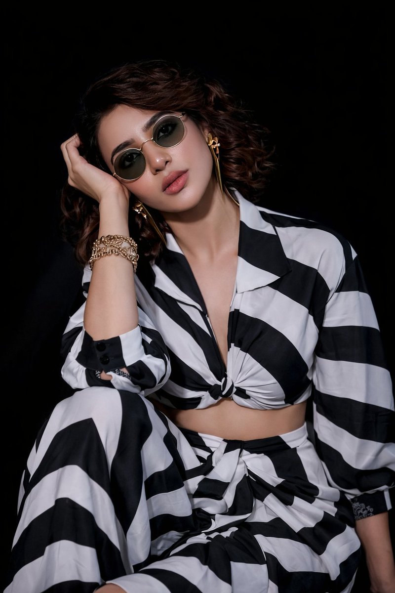 "image type": "high resolution studio fashion portrait",