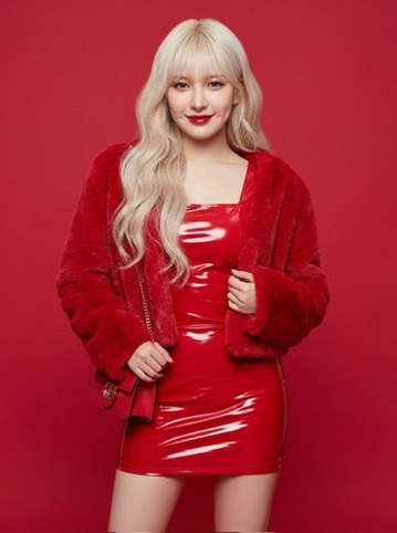 "prompt": "ultra detailed fashion portrait of a beautiful you...