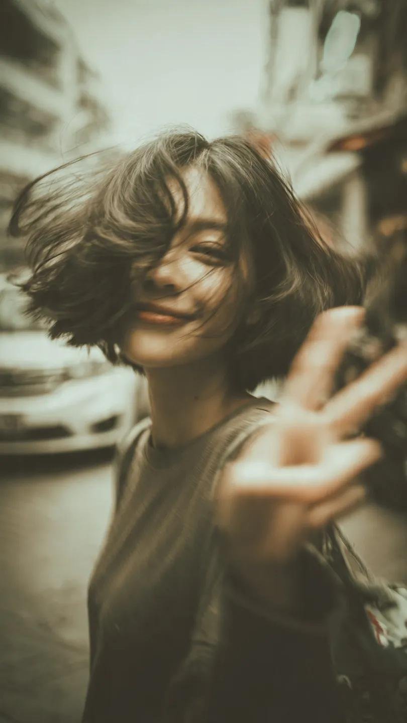 GPT IMAGE 2：Y2K街拍风年轻女性人像提示词