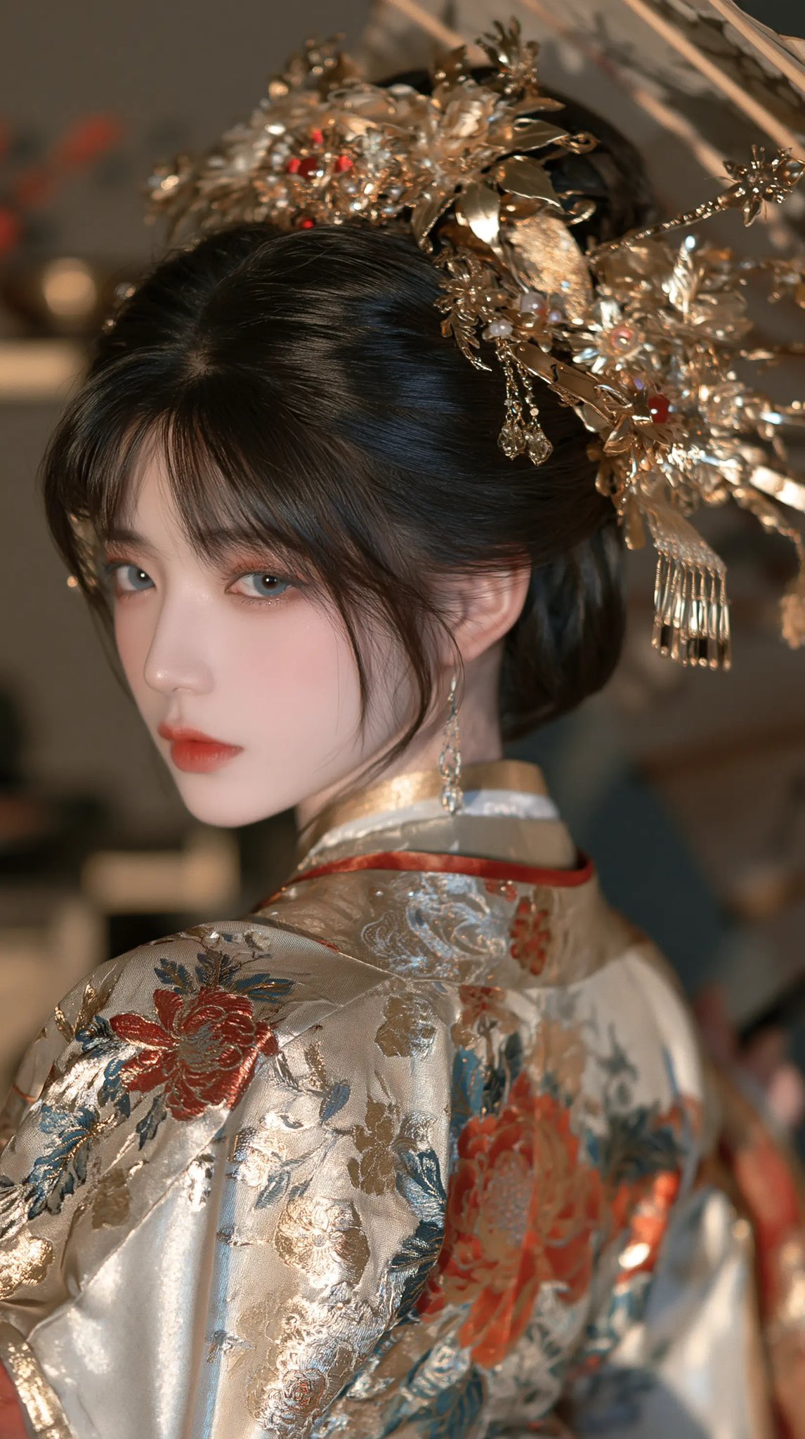 中式凤冠华服回眸人像